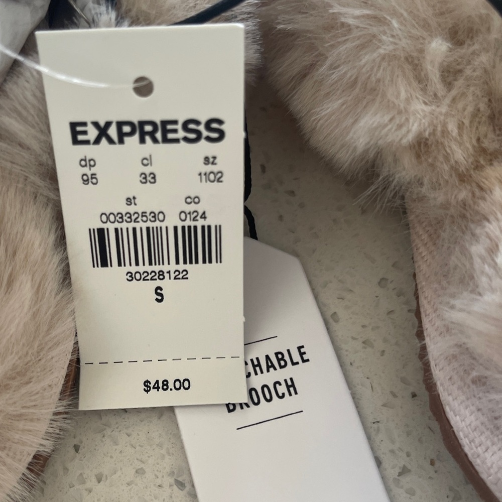 Express Faux Fur Removable Brooch Slippers Small(5-6) - Picture 4 of 4